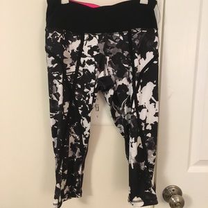 Cropped Patterned Athletic Leggings